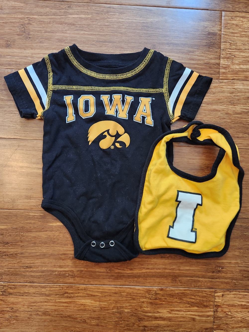 Hawkeyes University Of Iowa Baby Girl Boy Onesie Bodysuit & Bib Set, 3-6 Months